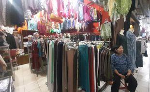 Sepi Pembeli, Pedagang Baju di Pasar Kota Wonogiri Lebih Banyak Tidur di Kios