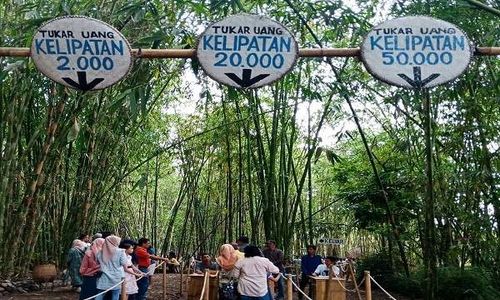 Unik, Belanja di Pasar Temanggung Ini Bayarnya Pakai Bambu