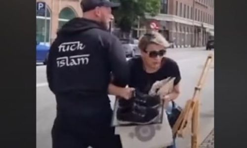 Viral, Wanita Nonmuslim Denmark Coba Selamatkan Alquran dari Aksi Pembakaran