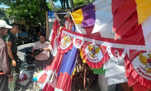 Laris Manis! Penjual Bendera Agustusan di Wonogiri Raup Jutaan Rupiah per Hari