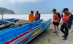 Perahu Nelayan Terbalik di Pantai Pasir Kebumen, 1 Orang Hilang