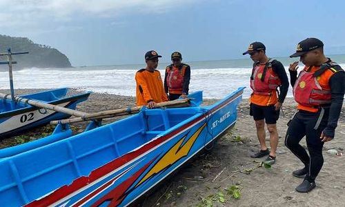 Perahu Nelayan Terbalik di Pantai Pasir Kebumen, 1 Orang Hilang