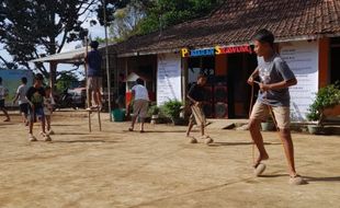 Cara Asyik Anak Lereng Merapi Boyolali Isi Liburan, Main Gobak Sodor dan Egrang