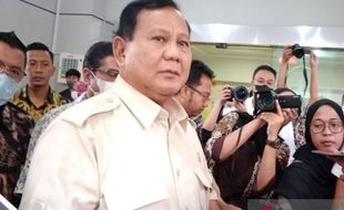 Prabowo Jenguk Cak Nun 15 Menit, Ajak Masyarakat Terus Berdoa