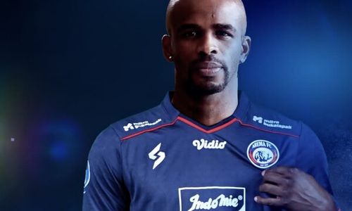 Setelah 10 Tahun Berpisah, Greg Nwokolo Kembali ke Arema FC