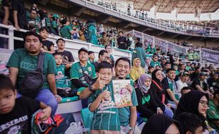 Ada Tribune Keluarga di Stadion GBT Surabaya, Anak Nyaman Nonton Laga Persebaya