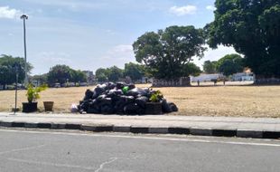 Imbas TPA Piyungan Ditutup, Warga Buang Sampah di Alun-alun Kidul Jogja