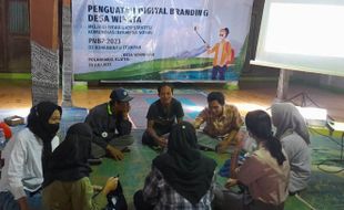 Pelaku Wisata Kampung Dolanan Sidowayah Klaten Ikuti Workshop Digital Branding