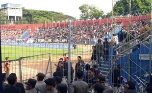 Puluhan Suporter Diamankan Polisi di Laga Persik kontra Arema FC