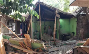 Tembok Rumah Ambruk Terdampak Proyek Rel Layang Joglo, Gibran Lakukan Ini