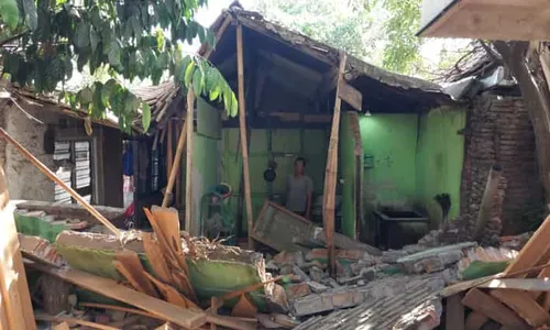 Tembok Rumah Ambruk Terdampak Proyek Rel Layang Joglo, Gibran Lakukan Ini