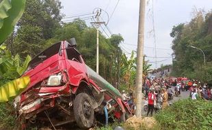 Truk Seruduk 1 Mobil dan 3 Motor di Jatibarang Semarang, 1 Orang Meninggal