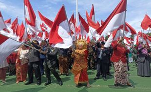 Tari Maumere & 10.000 Bendera Merah Putih Meriahkan Upacara HUT RI di Sukoharjo