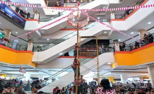 Serunya Panjat Pinang di Atrium Solo Grand Mall, Hadiah Sembako hingga Sepeda