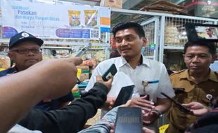 Jamin Stok Aman Hadapi El Nino, Perum Bulog Salurkan 8 Ton Beras di Pasar Legi