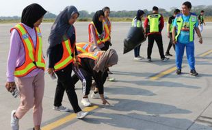 Bandara Adi Soemarmo Solo Gelar Sweeping di Landasan Pacu, Ini Kegiatannya