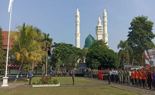 Bupati Karanganyar Beri Hadiah Umrah kepada Seorang Peserta Apel Siaga Bencana