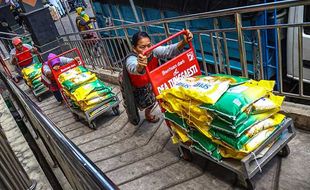 Bulog Distribusikan Beras SPHP di Pasar Legi Solo, Jaga Harga Beras Stabil