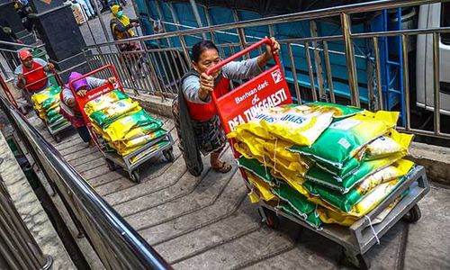 Bulog Distribusikan Beras SPHP di Pasar Legi Solo, Jaga Harga Beras Stabil