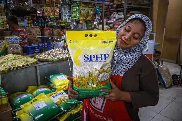 Tahap Awal, Bulog Surakarta Sudah Salurkan 100 Ton Beras SPHP