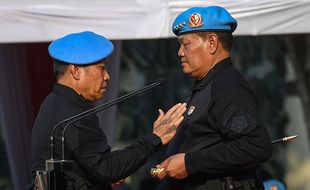 Momen Panglima TNI Terima Baret dan Brevet Kehormatan dari Paspampres