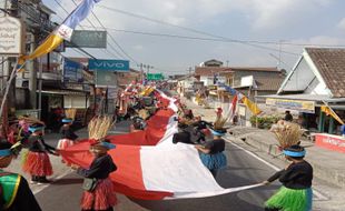 Karnaval Suruh Semarang, Siswa SD Islam Ar Rahmah Bentangkan Bendera 100 Meter