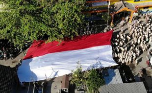 HUT RI, Murid SD Muhammadiyah PK Banyudono Boyolali Bentangkan Bendera Raksasa