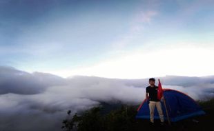 Bukit Pawuluhan Pekalongan Bikin Mimpi Melayang di Atas Awan Jadi Kenyataan