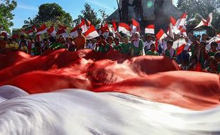 Serunya Aksi Ratusan Siswa Cuci Bendera Merah Putih di Monjari Solo