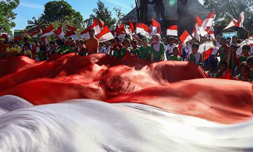 Serunya Aksi Ratusan Siswa Cuci Bendera Merah Putih di Monjari Solo