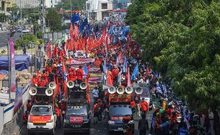 Ribuan Buruh Demo di Jakarta Tuntut Kenaikan Upah dan Cabut Omnibus Law