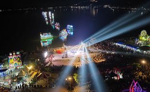 Gemerlap Lampu Warna-warni Semarakkan Festival Perahu Rakit di Rawa Jombor