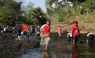 Festival Kaliasat Kebumen, Warga Ramai-ramai Tangkap Ikan di Sungai Bedegolan