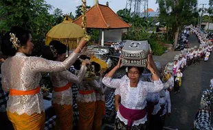 Potret Tradisi Mapeed, Rangkaian Persembahyangan Hari Raya Galungan di Bali