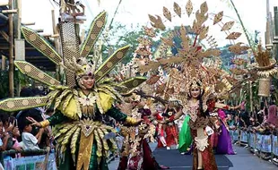 Peragaan Kostum Karnaval Berbahan Bambu di Gintangan Bamboo Festival Banyuwangi