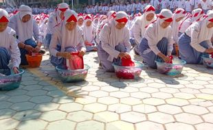 1.000 Bendera Merah Putih Dijamasi Massal di SMKN 1 Plupuh Sragen