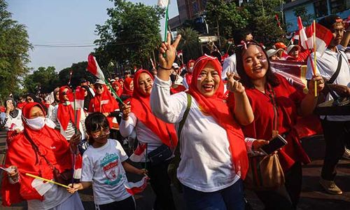 Seribuan Peserta Ikuti Jalan Sehat Pedagang Pasar Klewer Solo, Meriahkan HUT RI