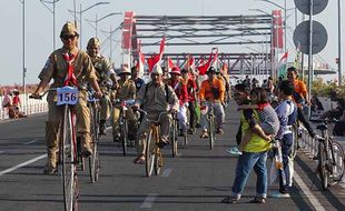 Jambore Sepeda Tua Nasional, Ratusan Peserta Ngonthel Bareng Keliling Surabaya