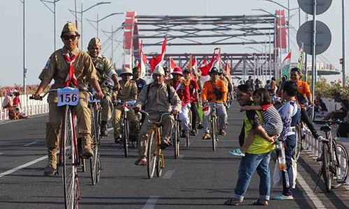 Jambore Sepeda Tua Nasional, Ratusan Peserta Ngonthel Bareng Keliling Surabaya