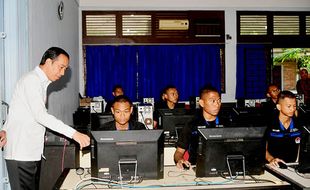 Jokowi Kunjungi SMKN Jateng, Sekolah Gratis untuk Siswa Kurang Mampu