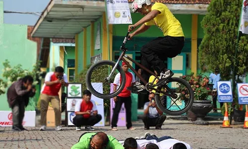 Aksi Freestyle Komunitas B2W Kampanyekan Gerakan Bersepeda ke Sekolah di Klaten