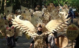 HUT ke-78 RI, Warga Banyuwangi Pamerkan Kostum Karnaval Berbahan Anyaman Bambu