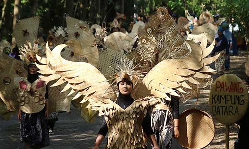 HUT ke-78 RI, Warga Banyuwangi Pamerkan Kostum Karnaval Berbahan Anyaman Bambu