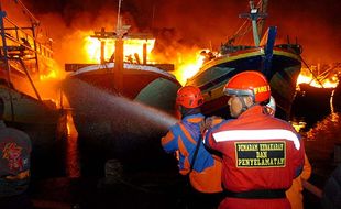 Penampakan Kebakaran Puluhan Kapal Nelayan di Pelabuhan Jongor Tegal