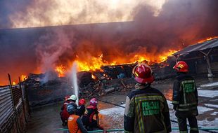 Pemadaman Api di Gudang Kain Grogol Sukoharjo Butuh Waktu Lebih dari 10 Jam