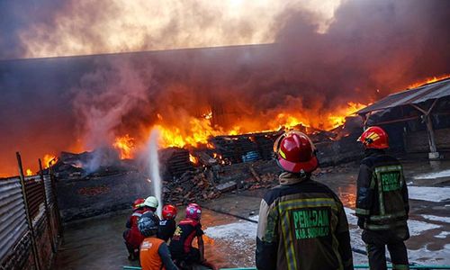 Pemadaman Api di Gudang Kain Grogol Sukoharjo Butuh Waktu Lebih dari 10 Jam