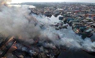 Penampakan Udara Kebakaran Puluhan Kapal Nelayan di Pelabuhan Jongor Tegal