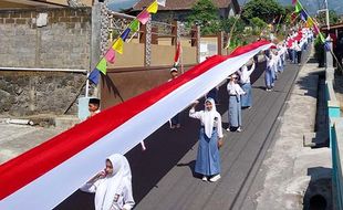 Kirab Kebangsaan, Warga Cepogo Boyolali Arak Bendera Sepanjang 165 Meter