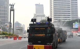 Kurangi Polusi Udara, Mobil Water Canon Semprot Jalan Protokol di Jakarta