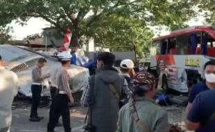 Breaking News! Bus Sugeng Rahayu Adu Banteng dengan Eka di Ngawi Jatim